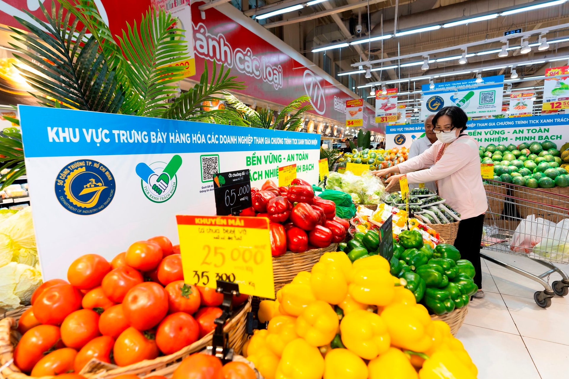 Khu vực rau củ, tr&aacute;i c&acirc;y gắn &ldquo;Tick xanh Tr&aacute;ch nhiệm&rdquo; được bố tr&iacute; ở vị tr&iacute; nổi bật ngay lối v&agrave;o.