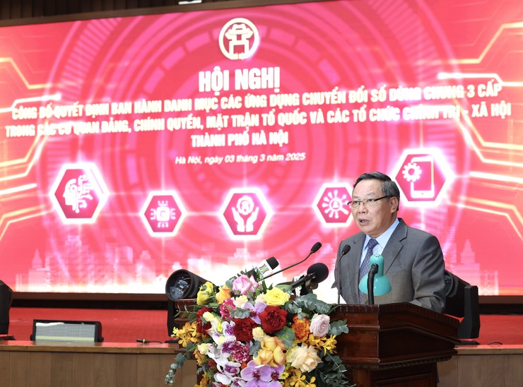 Phó Bí thư Thường trực Thành ủy Nguyễn Văn Phong phát biểu tại Hội nghị 