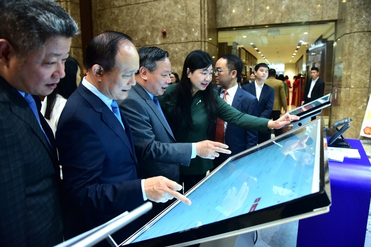 Các đại biểu trải nghiệm các ứng dụng chuyển đổi số dùng chung 3 cấp tại Hội nghị.