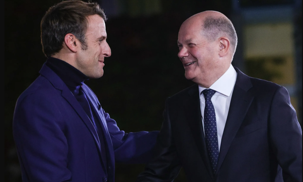 Tổng thống Pháp Emmanuel Macron (trái) và Thủ tướng Đức Olaf Scholz - Ảnh: Bloomberg.