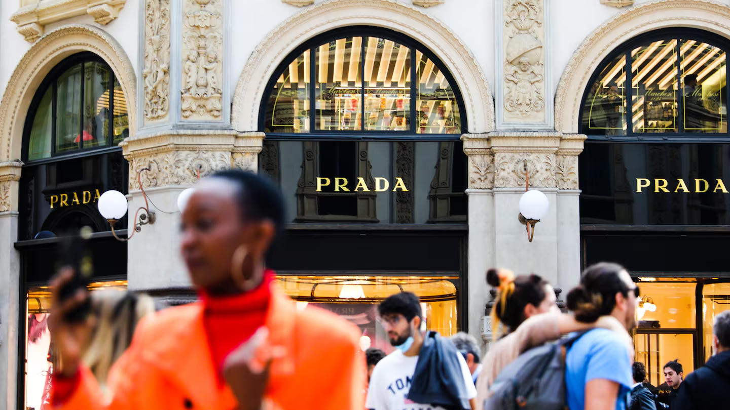 Prada nổi lên như một trong những thương hiệu “vượt khó thành công” trên thị trường hàng xa xỉ giữa cơn bão suy thoái toàn cầu.