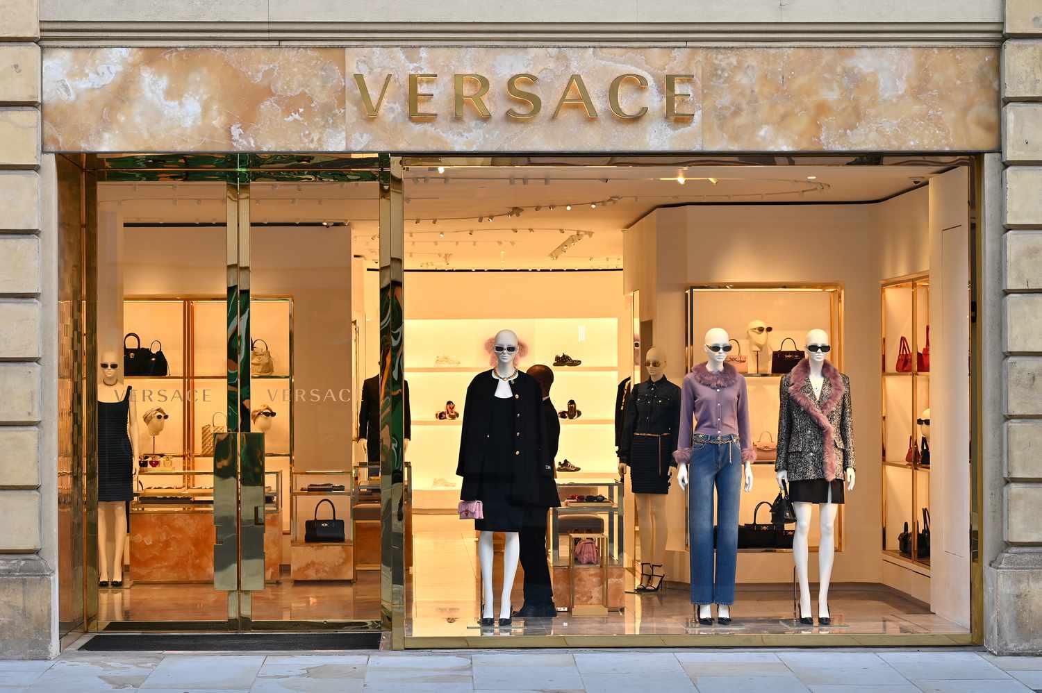 Versace bị ảnh hưởng nặng nề bởi sự suy thoái kinh tế ở Trung Quốc.