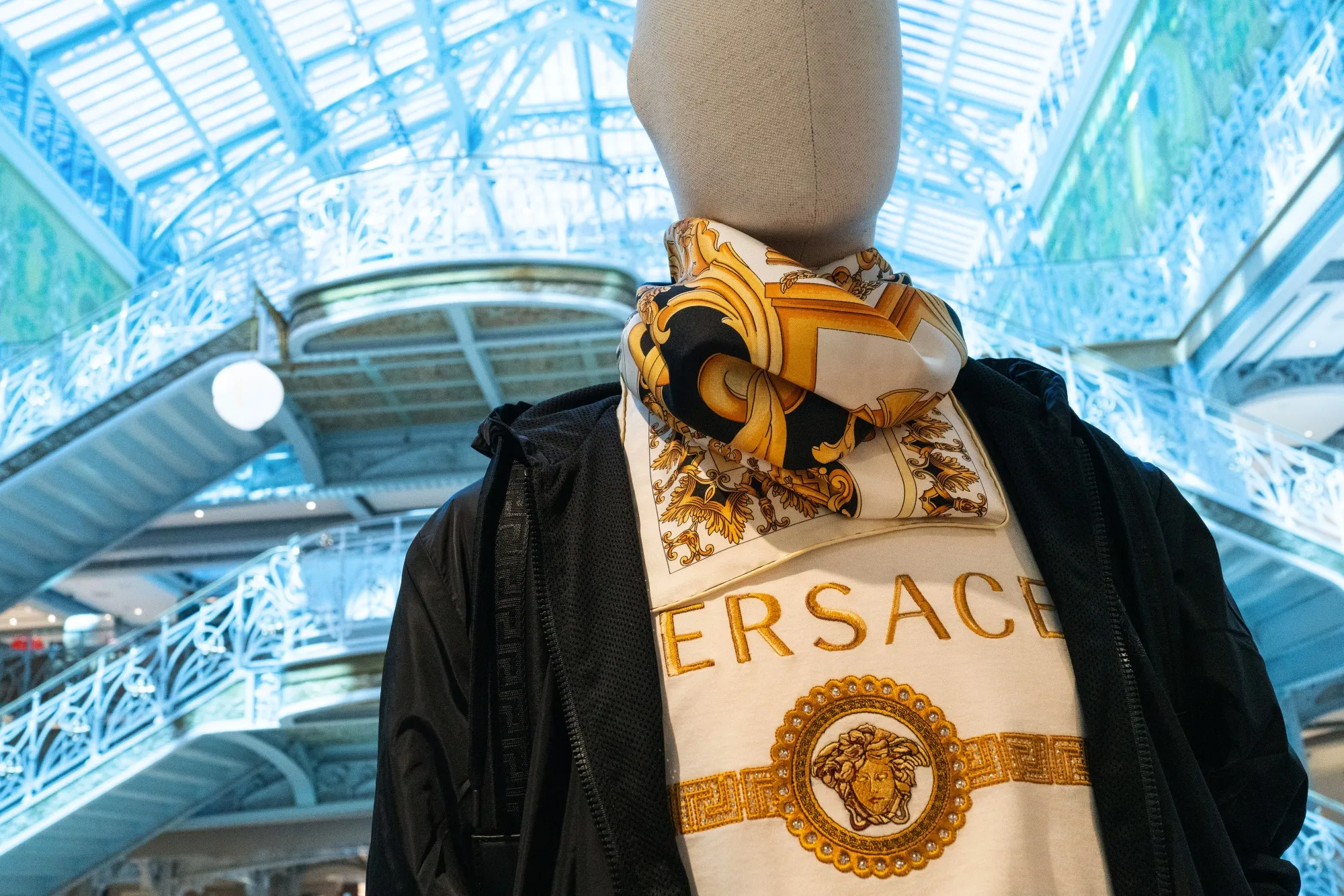 Prada sẽ có bốn tuần để quyết định liệu có mua lại Versace hay không.
