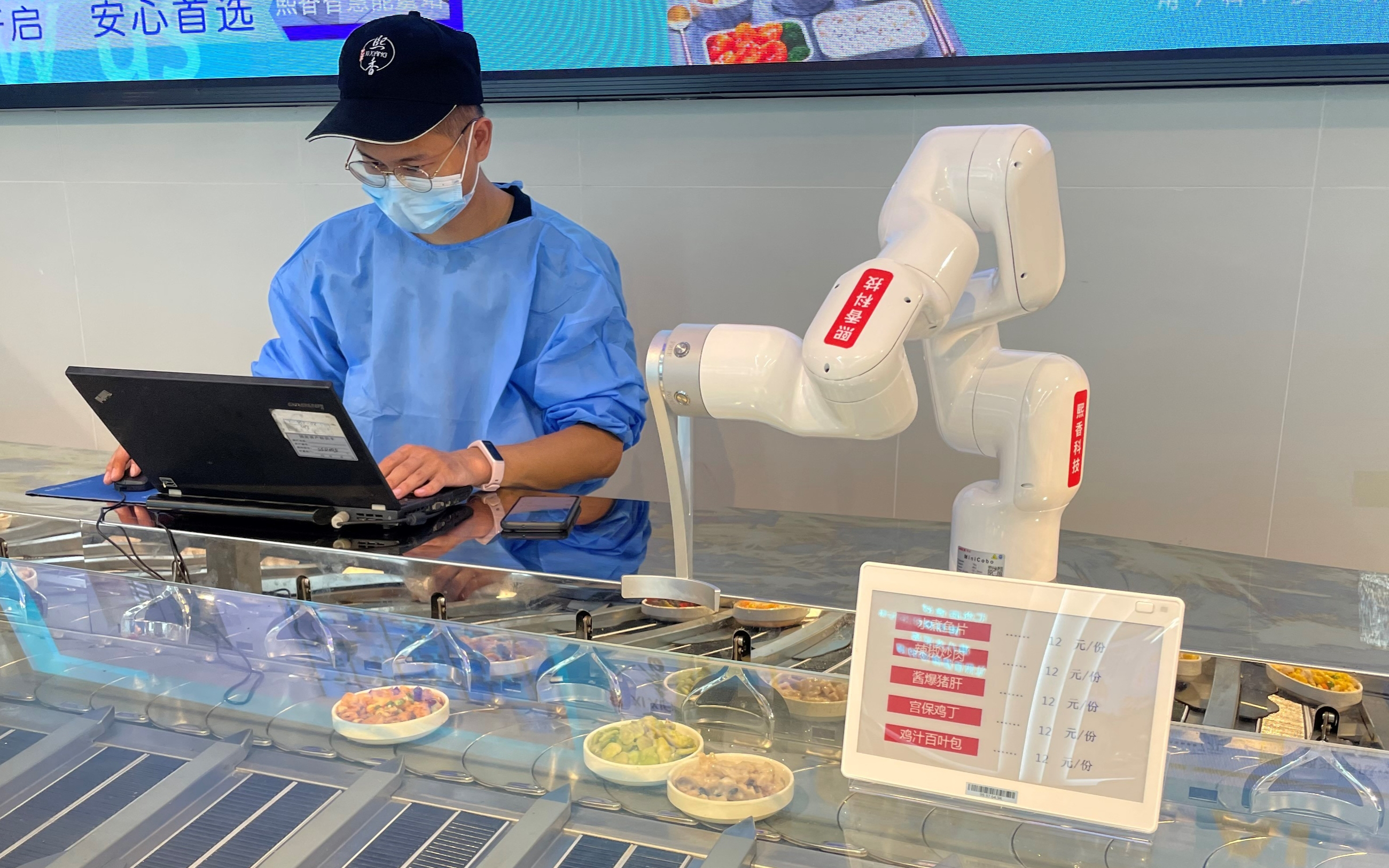 Nhiệm vụ của robot là nếm thử mẫu để đảm bảo chất lượng của các loại thực phẩm sản xuất hàng loạt.