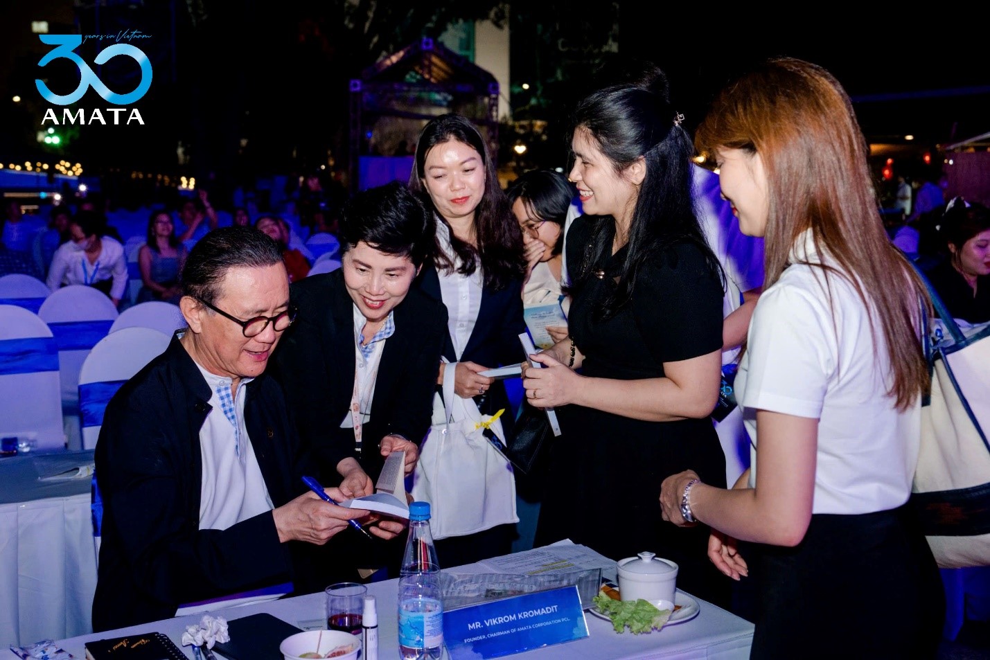 Chủ tịch Amata Corporation - Ông Vikrom Kromadit tại buổi ký tặng sách.