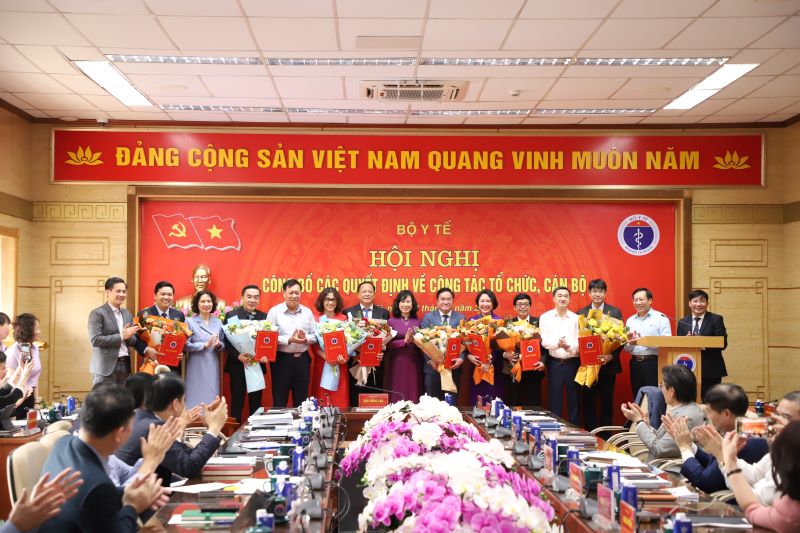 Bộ trưởng Bộ Y tế Đào Hồng Lan trao quyết định bổ nhiệm cho các lãnh đạo Cục Phòng bệnh. Ảnh: MOH. 
