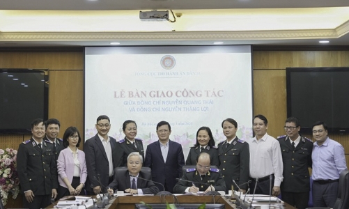 Tổng cục Thi hành án dân sự bàn giao công tác và trao các quyết định về công tác cán bộ