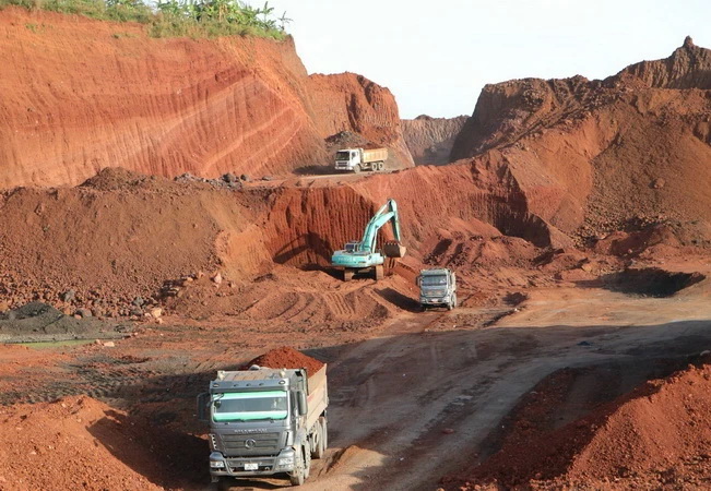 Khai thác vật liệu san lấp phục vụ thi công dự án cao tốc. Ảnh: T.Vương