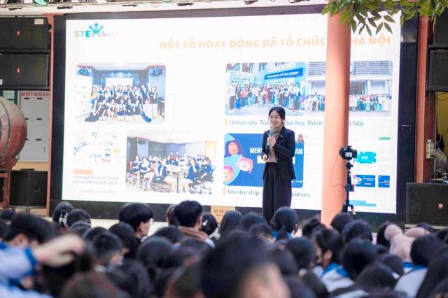 Bà Trần Vân Anh cho biết những nghiên cứu gần đây chỉ ra rằng rào cản về giới vẫn là những thách thức chính cản trở nữ sinh tiếp cận và theo đuổi đam mê nghề nghiệp trong lĩnh vực STEM.