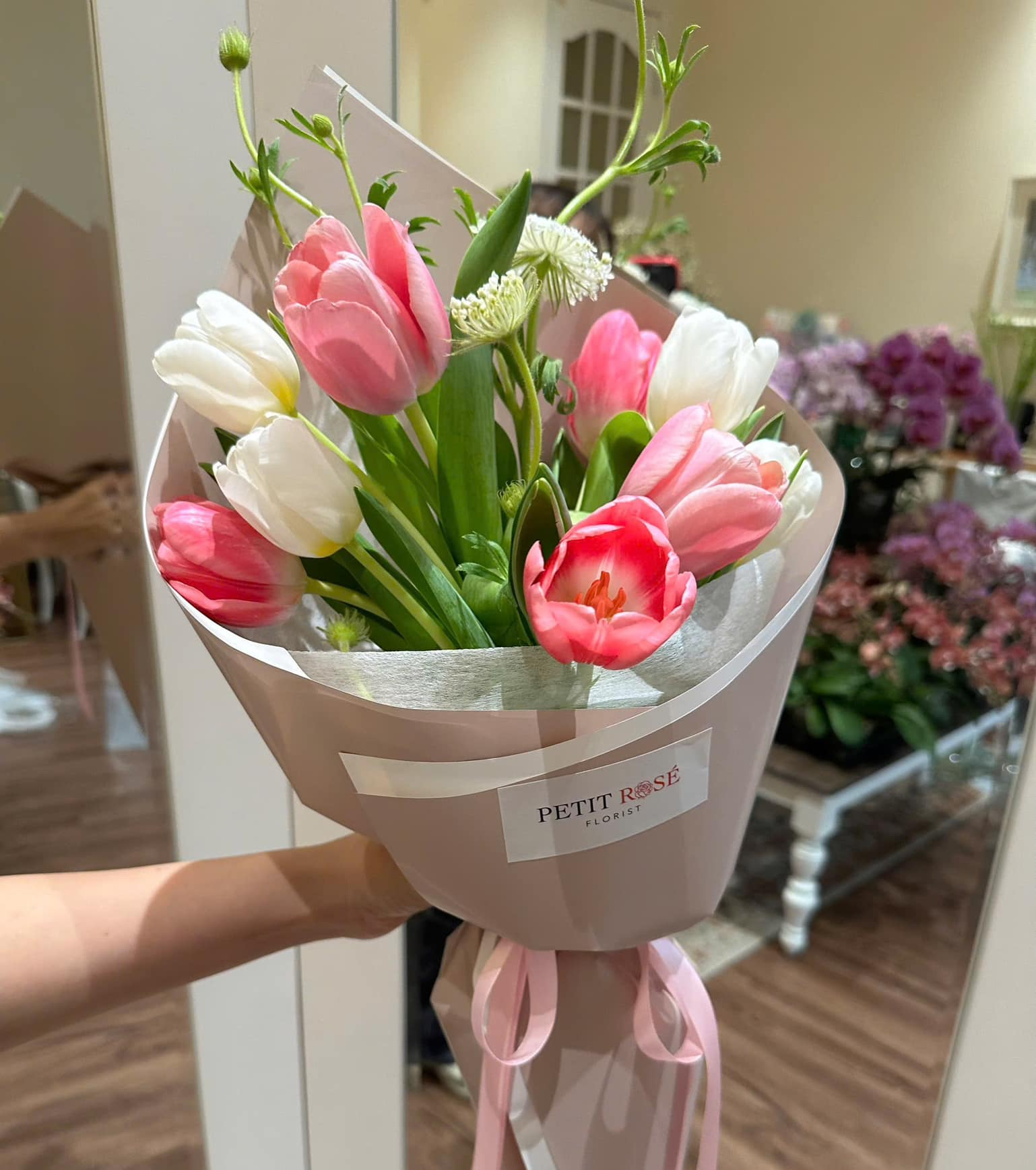 Một bó hoa tulip được bán trong dịp này của Petit Rosé Florist.