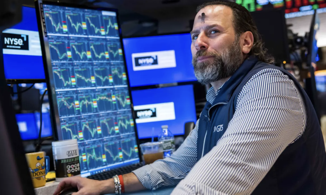 Một nhà giao dịch trên sàn NYSE ở New York ngày 5/3 - Ảnh: NYSE/CNBC.