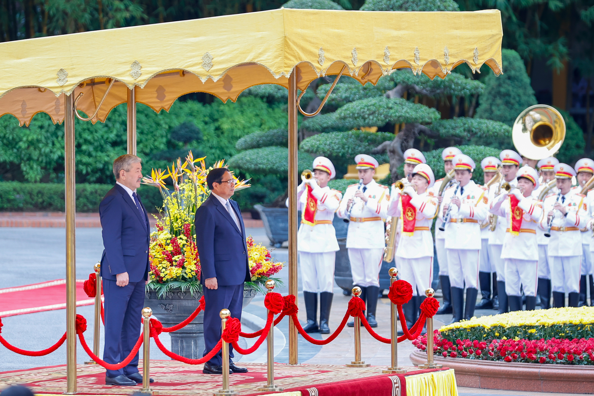 Thủ tướng Phạm Minh Chính và Thủ tướng Adylbek Kasimalyev chào Quốc kỳ Việt Nam và Kyrgyzstan - Ảnh: VGP