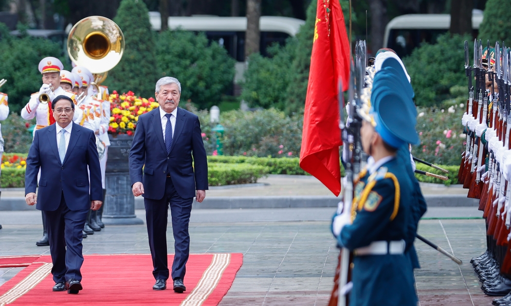 Thủ tướng Phạm Minh Chính mời Thủ tướng Adylbek Kasimalyev duyệt Đội Danh dự Quân đội nhân dân Việt Nam - Ảnh: VGP