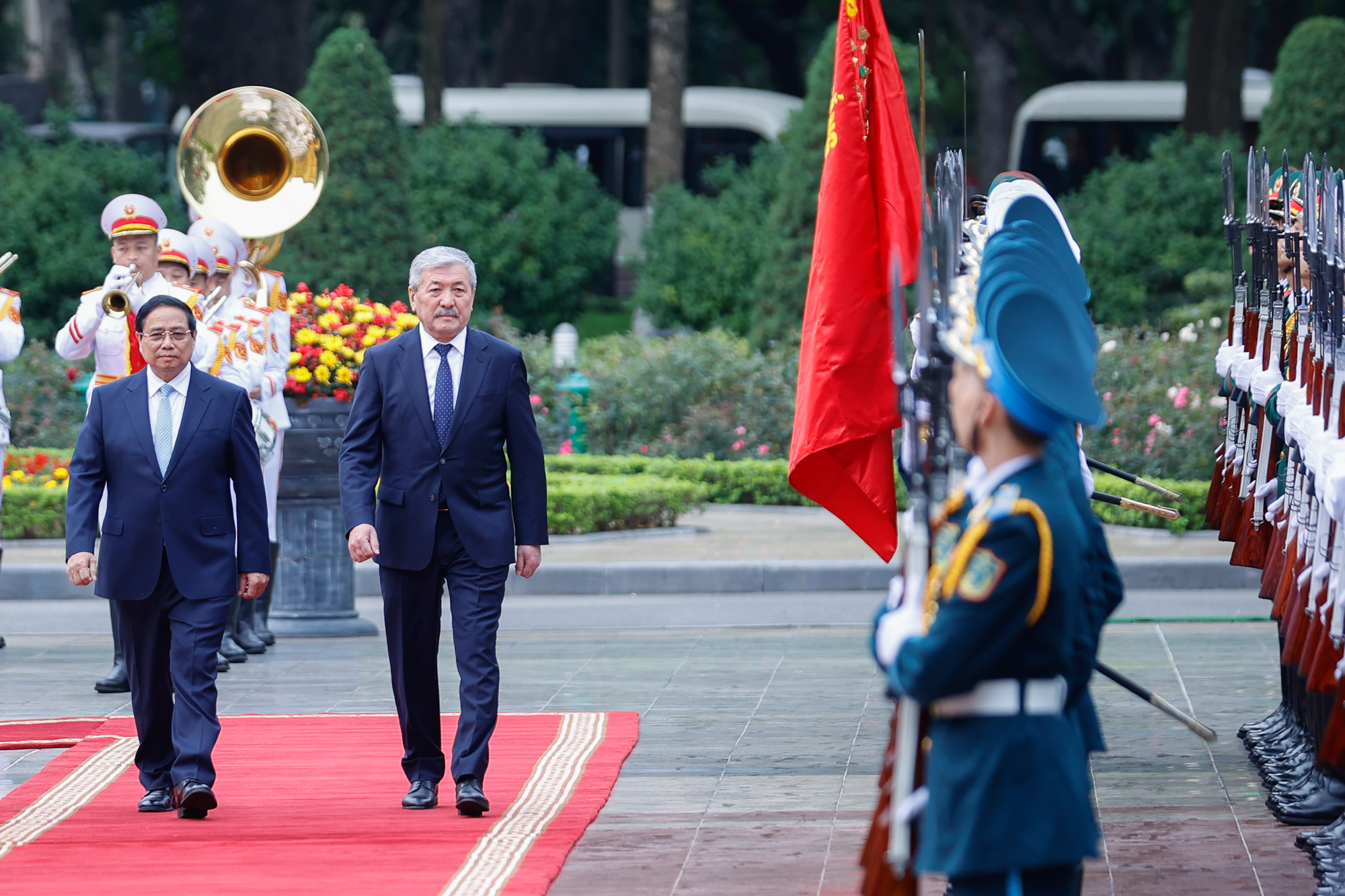 Thủ tướng Phạm Minh Chính mời Thủ tướng Adylbek Kasimalyev duyệt Đội Danh dự Quân đội nhân dân Việt Nam - Ảnh: VGP