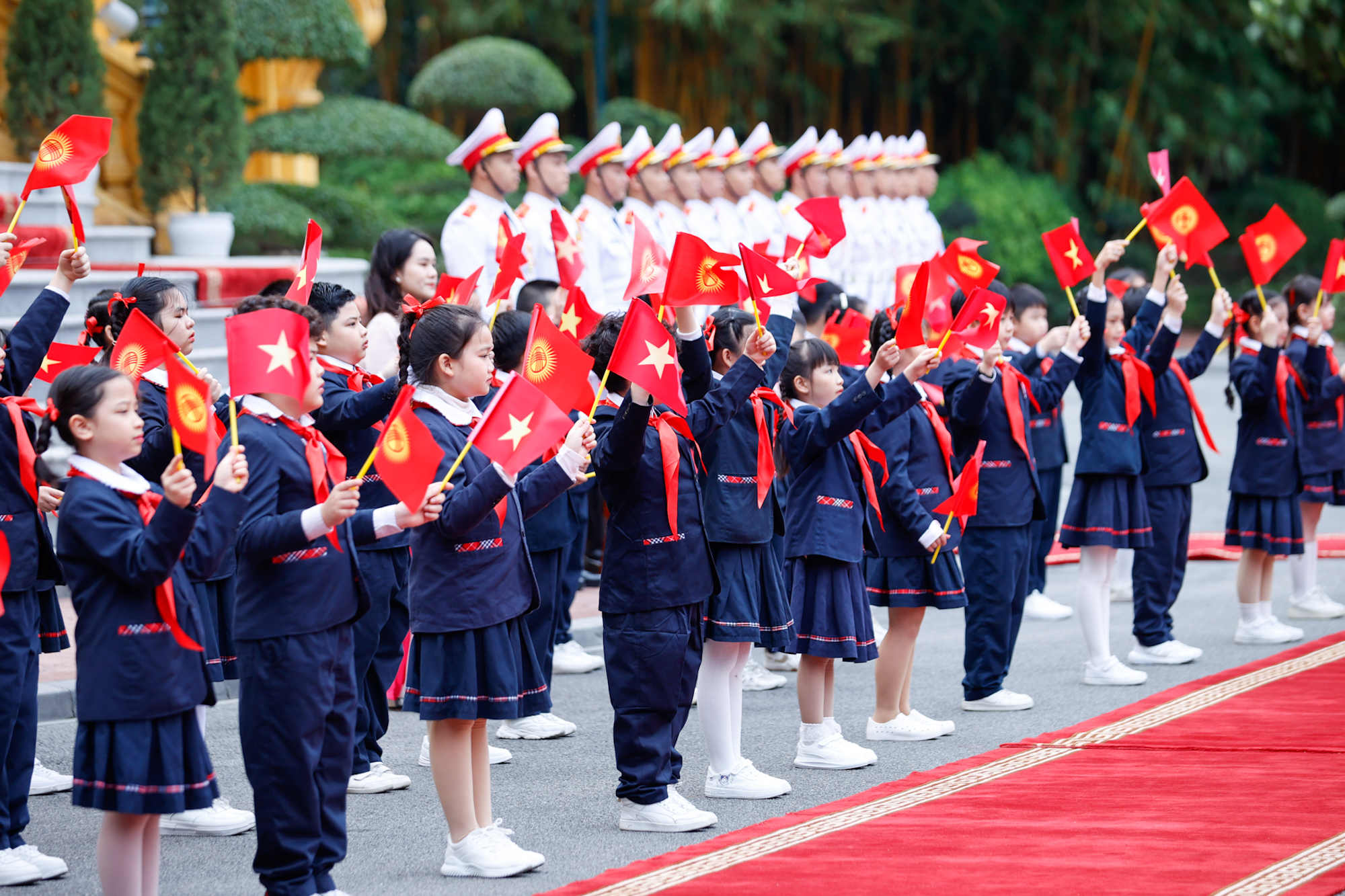 Các cháu thiếu nhi Thủ đô Hà Nội vẫy cờ và hoa chào đón Thủ tướng Cộng hòa Kyrgyzstan Adylbek Kasimalyev thăm chính thức Việt Nam từ ngày 6 đến 7/3 - Ảnh: VGP