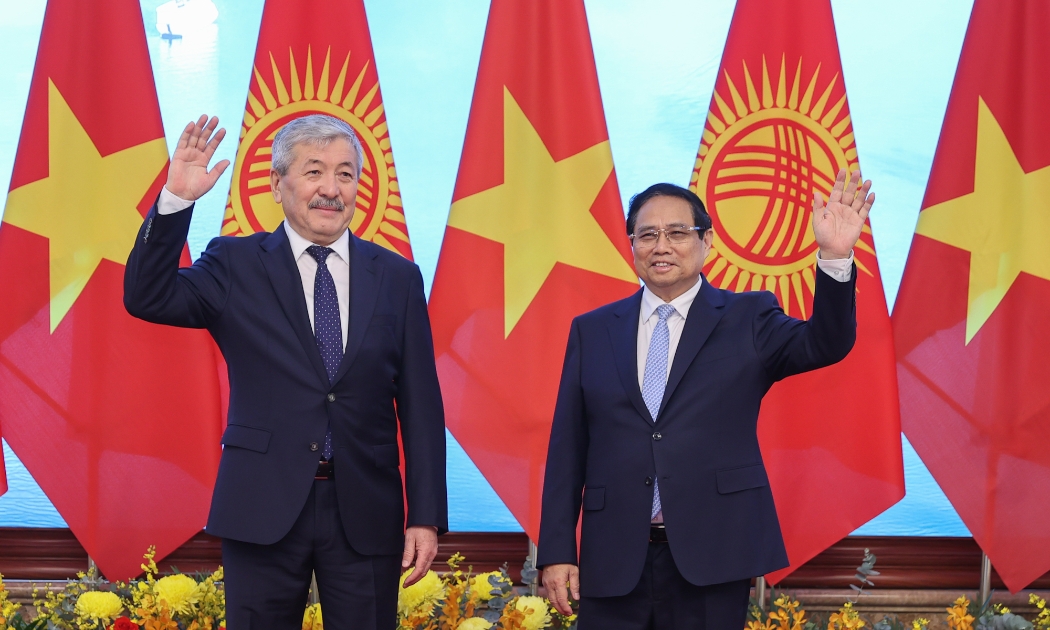 Thủ tướng Phạm Minh Chính và Thủ tướng Adylbek Kasymaliev - Ảnh: VGP