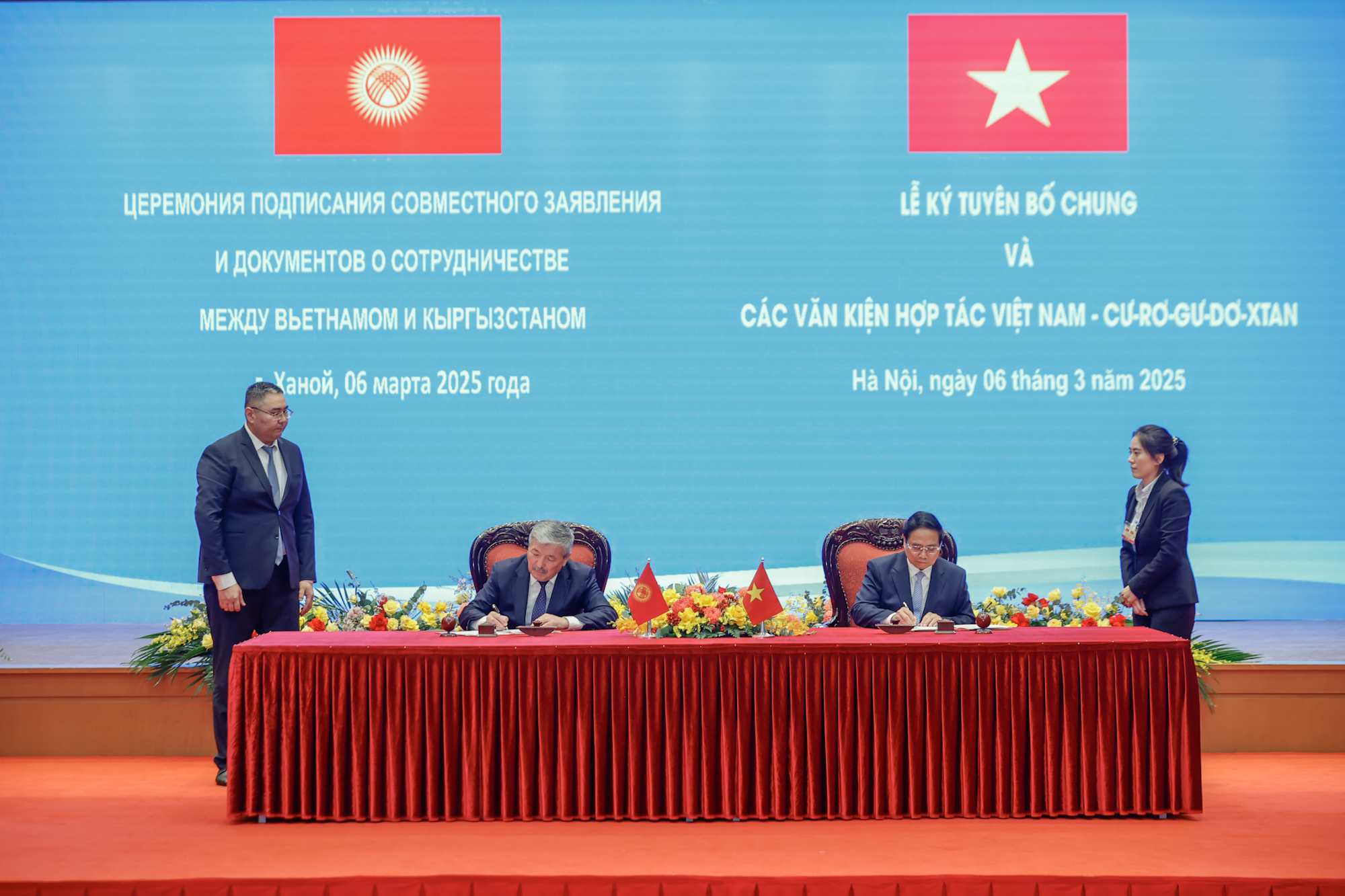 Hai Thủ tướng ký Tuyên bố chung về kết quả chuyến thăm chính thức Việt Nam của Thủ tướng Kyrgyzstan Adylbek Kasymaliev. Ảnh: VGP.