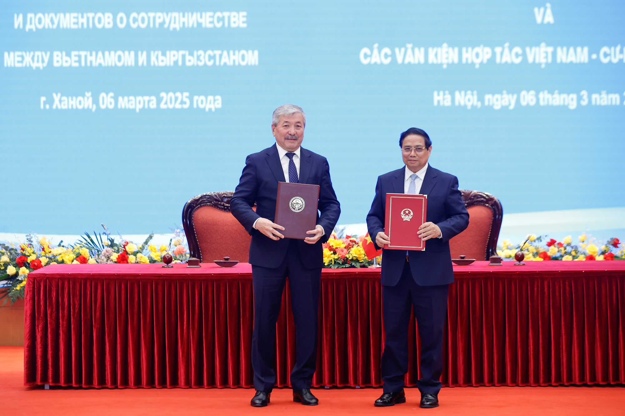 Hai Thủ tướng nhất trí giao các bộ, ngành hai nước sớm thúc đẩy đàm phán ký kết nhiều hiệp định. Ảnh: VGP.