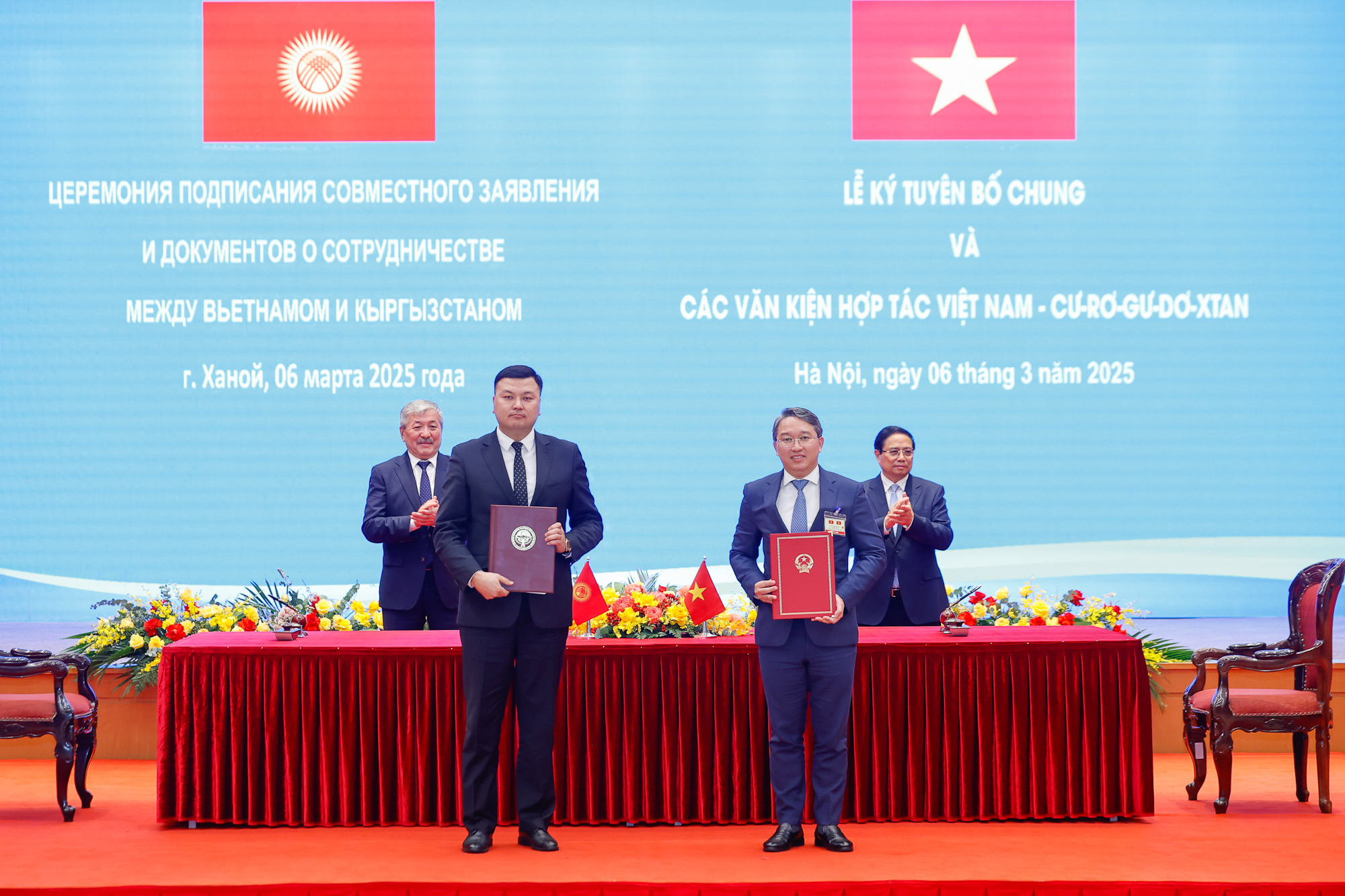 Hai Thủ tướng chứng kiến lễ ký và trao Bản ghi nhớ về hợp tác trong lĩnh vực pháp luật giữa Bộ Tư pháp Việt Nam và Bộ Tư pháp Cộng hòa Kyrgyzstan. Ảnh: VGP.