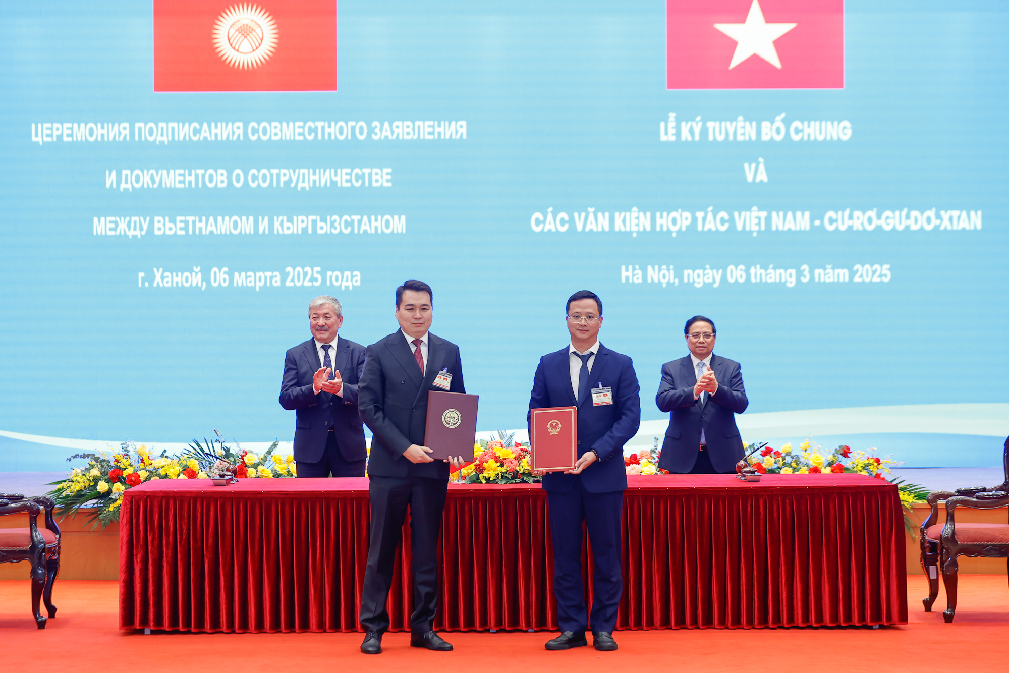 Hai Thủ tướng chứng kiến lễ ký và trao Bản ghi nhớ giữa Cục Hàng không dân dụng, Bộ Xây dựng Việt Nam và Cục Hàng không dân dụng trực thuộc Hội đồng Bộ trưởng Cộng hòa Kyrgyzstan. Ảnh: VGP.