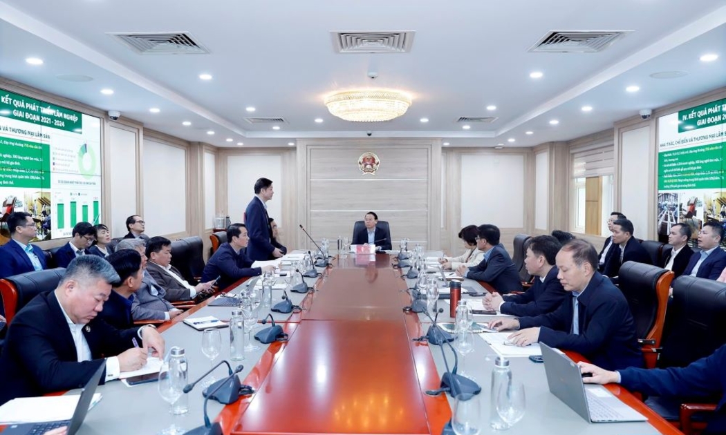 Bộ trưởng Bộ Nông nghiệp và Môi trường Đỗ Đức Duy chủ trì buổi làm việc với Cục Lâm nghiệp và Kiểm Lâm.
