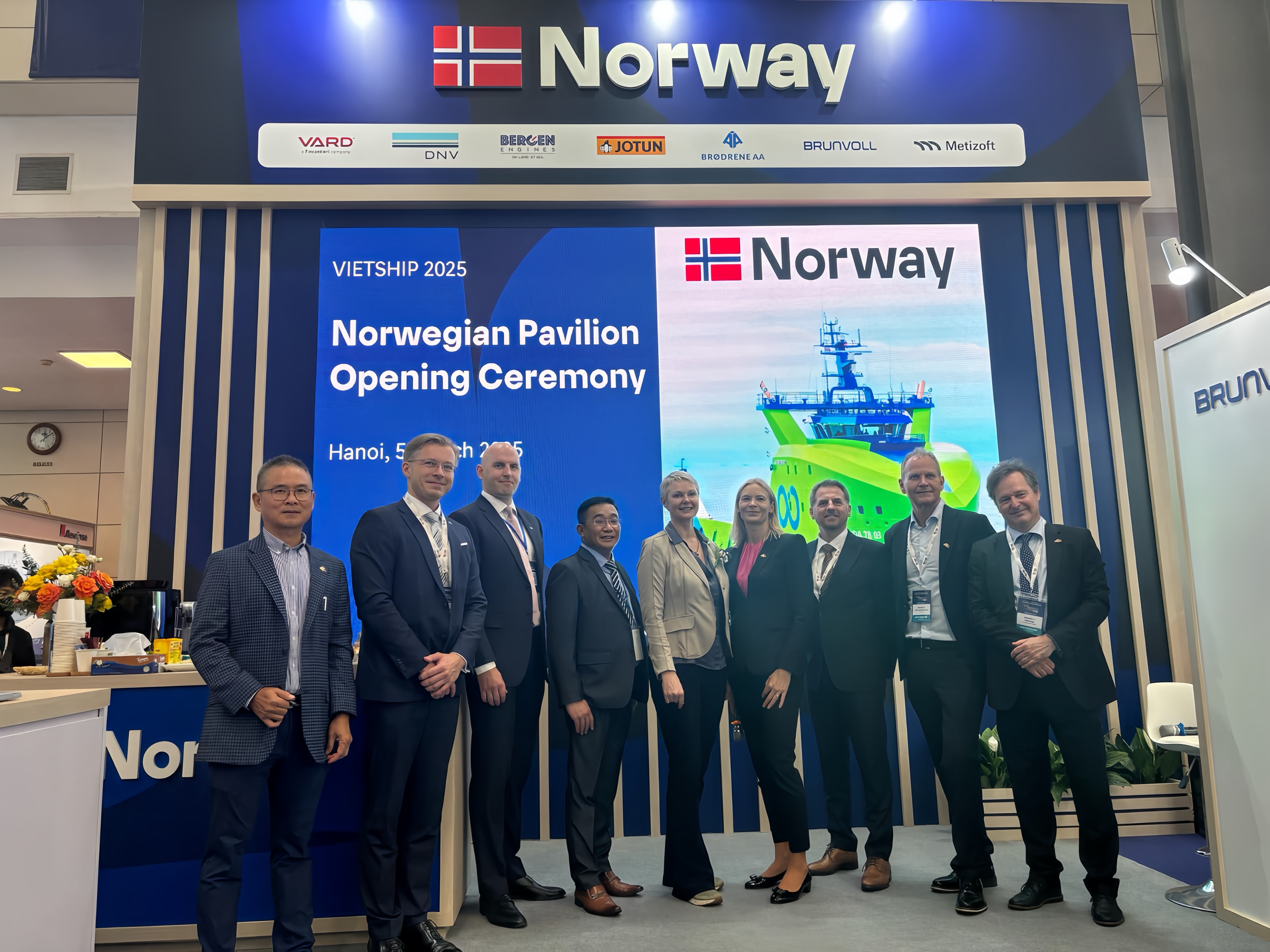 Norwegian Ambassador to Vietnam Hilde Solbakken (5th from left) and&nbsp;Mrs. Karin Greve-Isdahl (4th from right), Norwegian Commercial Counsellor and Country Manager for Innovation Norway in Vietnam at the Norwegian Pavilion.