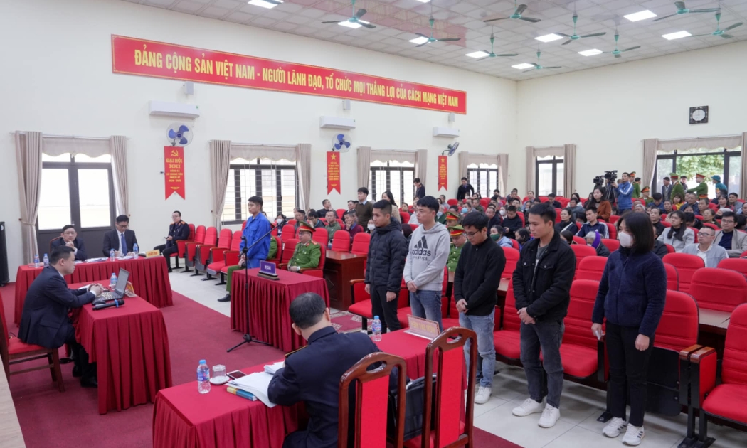 Tòa án xét xử lưu động các bị cáo để người dân có thể theo dõi.