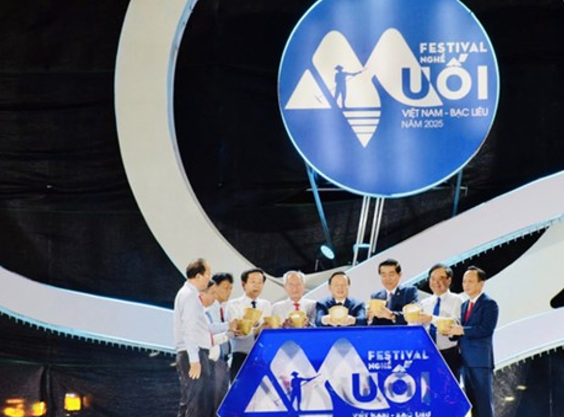Nhấn nút khai mạc Festival nghề Muối Việt Nam - Bạc Liêu 2025.