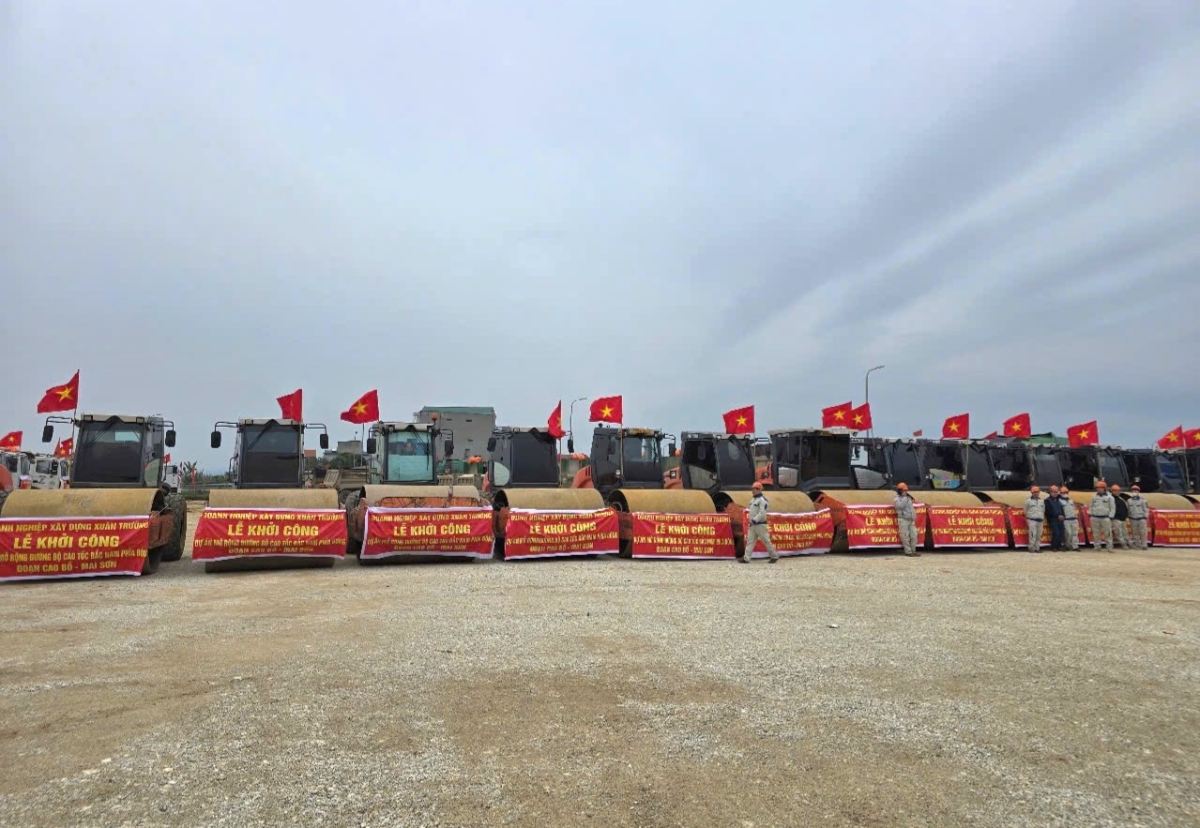 Những máy móc tập kết để tiến hành mở rộng cao tốc. Ảnh: NT