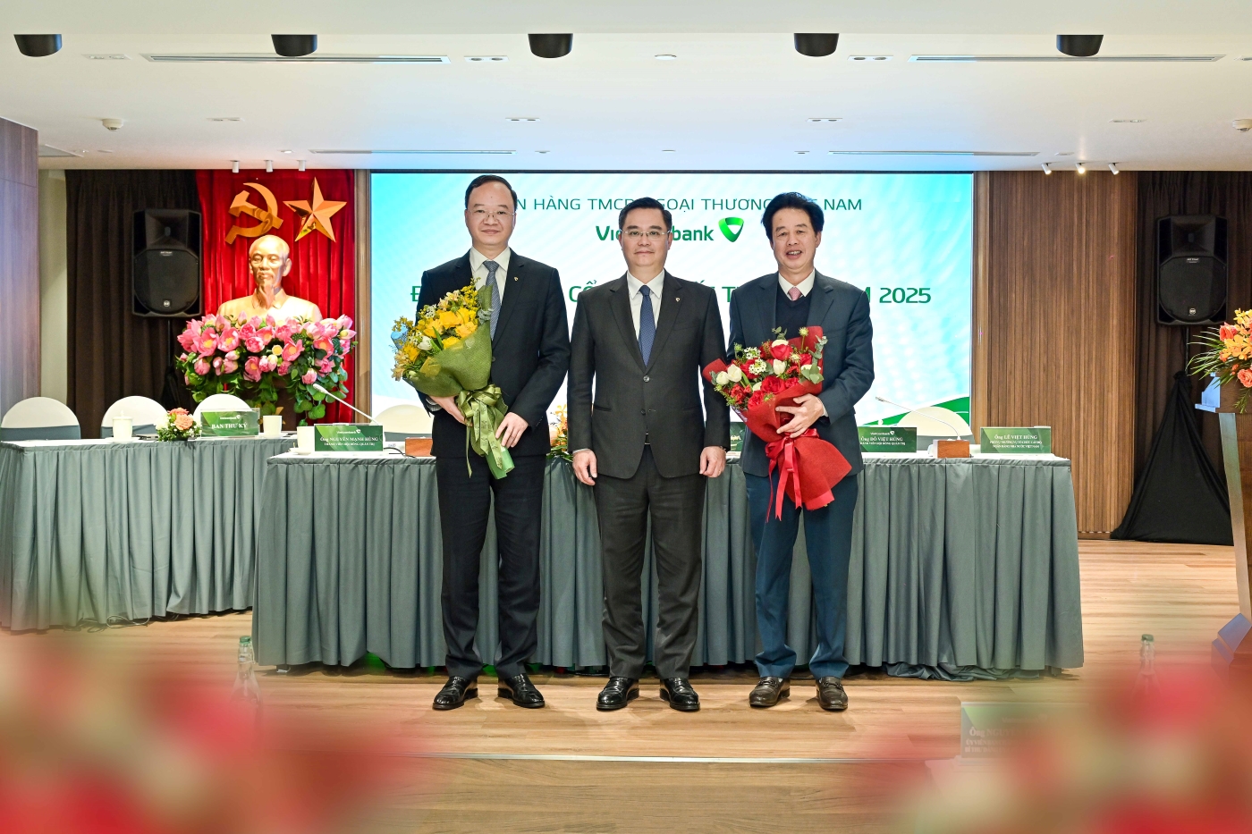 Ông Nguyễn Thanh Tùng - Chủ tịch Hội đồng Quản trị Vietcombank (người đứng giữa) tặng hoa chúc mừng ông Lê Quang Vinh - Phó Tổng Giám đốc phụ trách Ban Điều hành (bên trái) đã được Đại hội bầu làm thành viên Hội đồng quản trị Vietcombank nhiệm kỳ 2023 - 2028 và tặng hoa tri ân ông Nguyễn Mỹ Hào - nguyên Thành viên Hội đồng quản trị Vietcombank nhiệm kỳ 2023 - 2028 (bên phải).