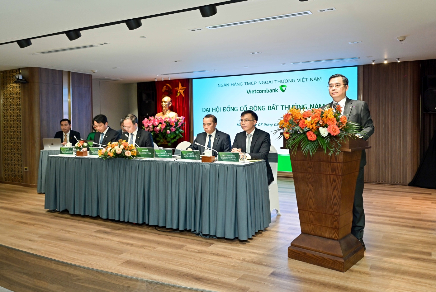 Ông Nguyễn Thanh Tùng, Chủ tịch Hội đồng quản trị Vietcombank, phát biểu khai mạc và thông tin về 02 nội dung sẽ được quyết nghị tại Đại hội.