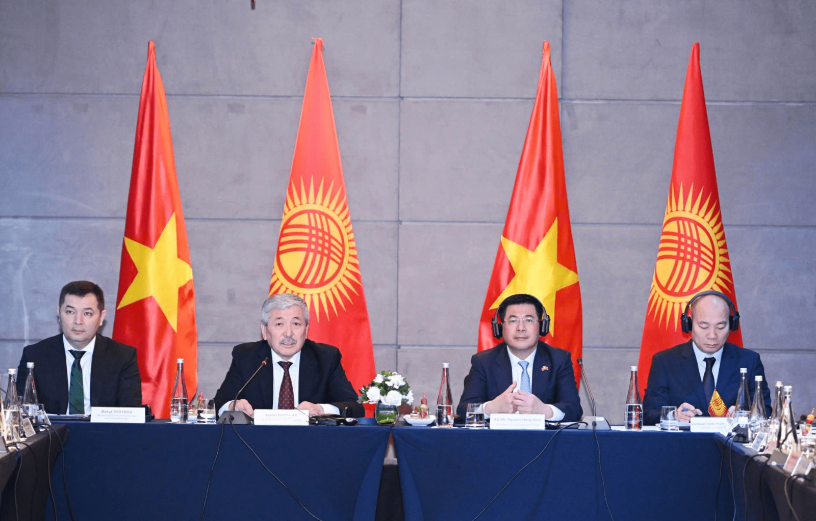 Thủ tướng Kyrgyzstan Adylbek Kasymaliev và Bộ trưởng Bộ Công Thương Nguyễn Hồng Diên chủ trì buổi gặp gỡ cộng đồng doanh nghiệp Việt Nam.