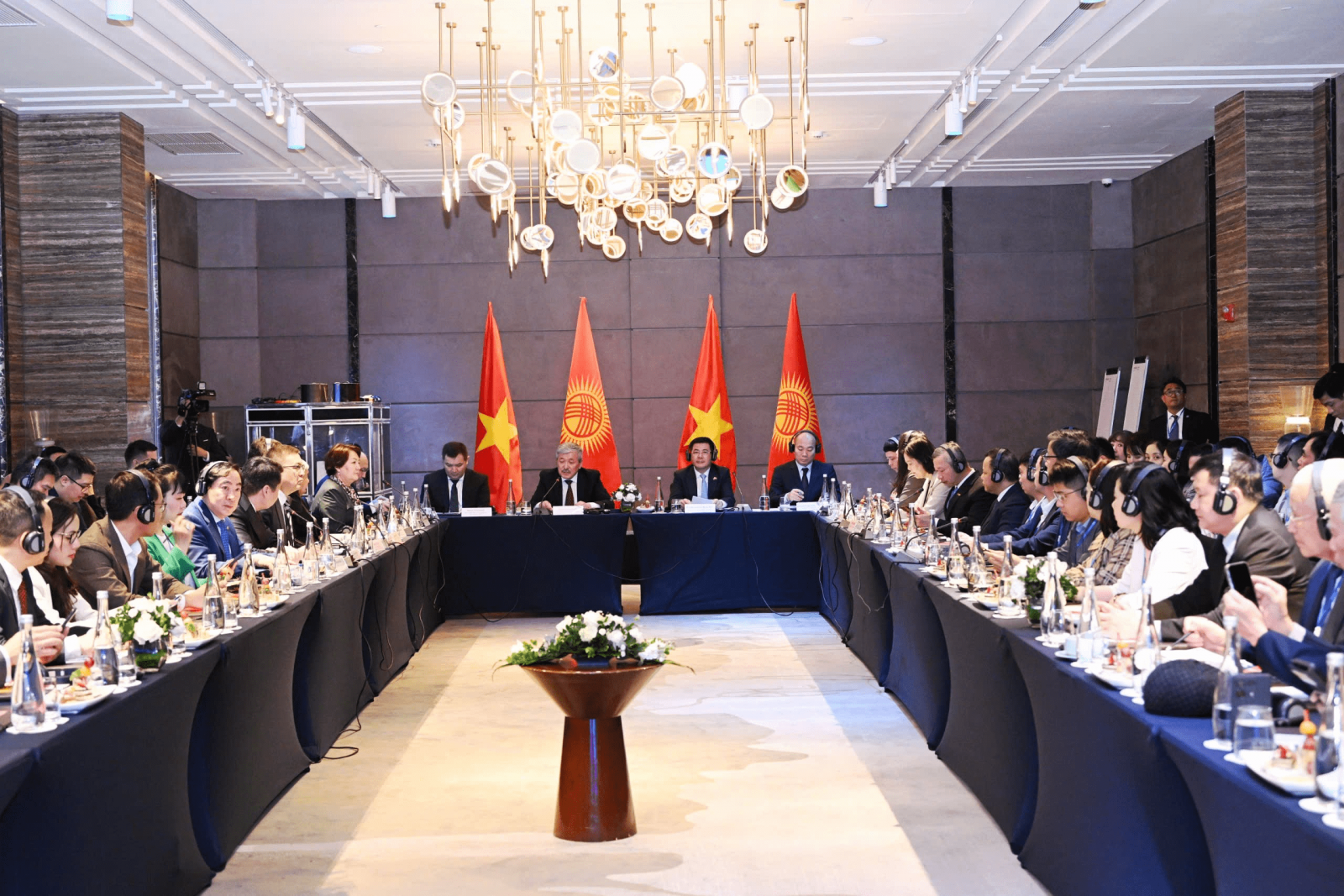 Thủ tướng Kyrgyzstan Adylbek Kasymaliev và Bộ trưởng Bộ Công Thương Nguyễn Hồng Diên chủ trì buổi gặp gỡ cộng đồng doanh nghiệp Việt Nam.