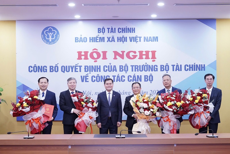 Thứ trưởng Bộ Tài chính Bùi Văn Khắng trao Quyết định của Bộ trưởng Bộ Tài chính về việc tiếp nhận bổ nhiệm các Phó Giám đốc Bảo hiểm xã hội Việt Nam.