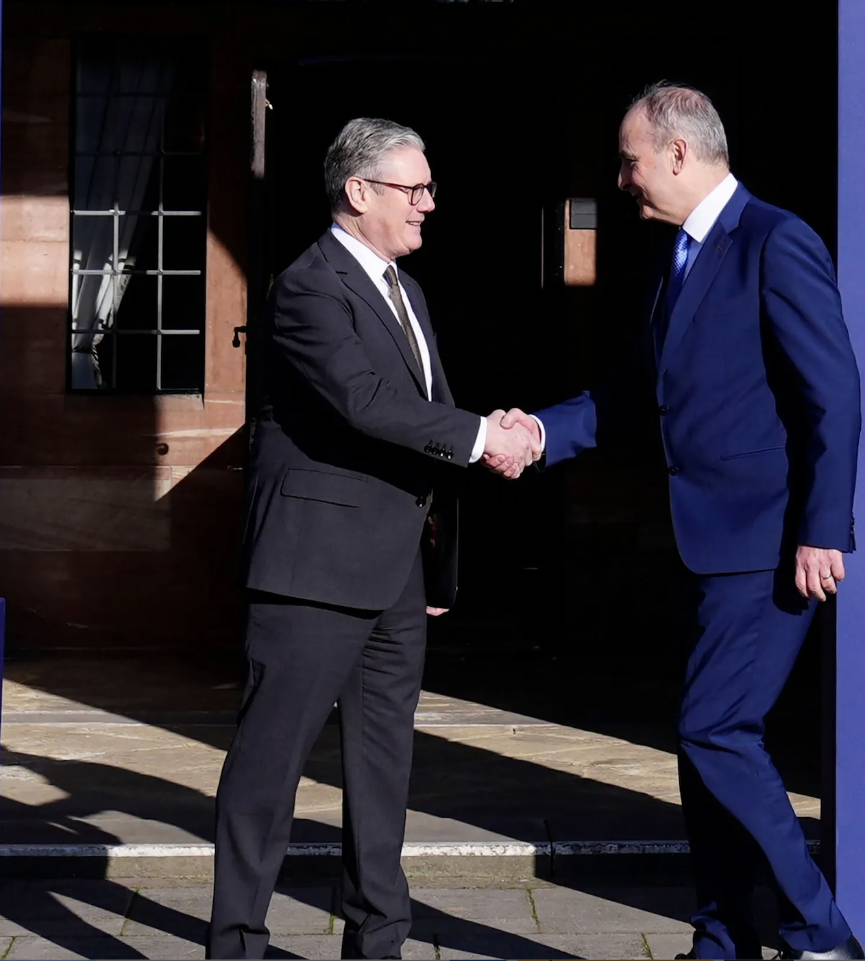 Thủ tướng Anh Keir Starmer (trái) chào đón Thủ tướng Ireland Micheal Martin tới Hội nghị thượng đỉnh Anh-Ireland năm 2025.