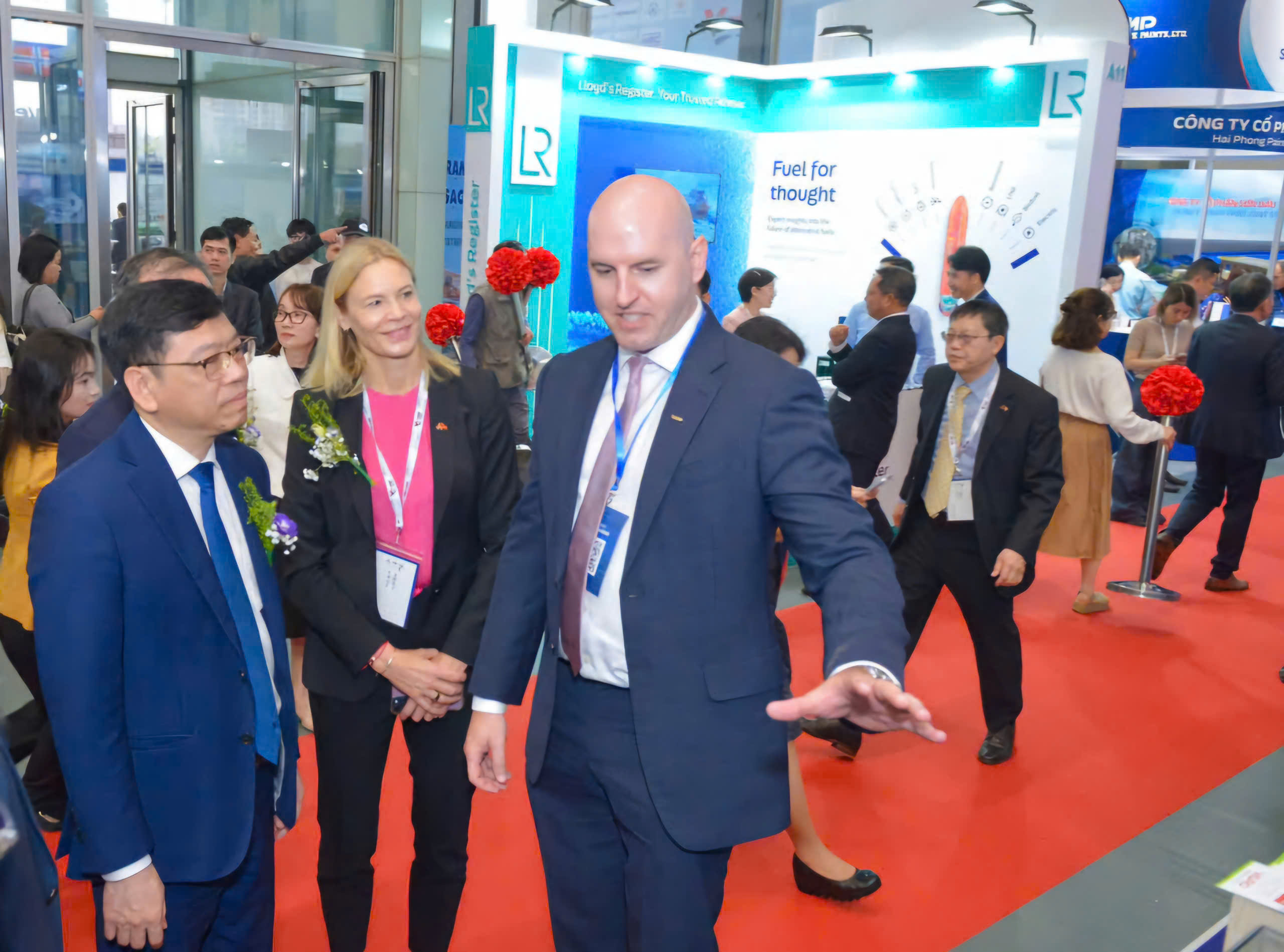 &Ocirc;ng Sivert Skarn, Tổng gi&aacute;m đốc Vard tại Việt Nam (b&ecirc;n phải) giới thiệu gian h&agrave;ng cho Thứ trưởng Bộ X&acirc;y dựng Nguyễn Xu&acirc;n Sang.