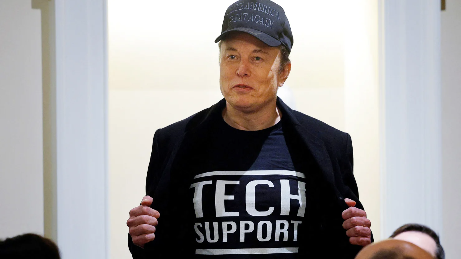 Elon Musk trong cuộc họp nội các đầu tiên của Tổng thống Mỹ Donald Trump tại Nhà Trắng ngày 26/2 - Ảnh: Reuters