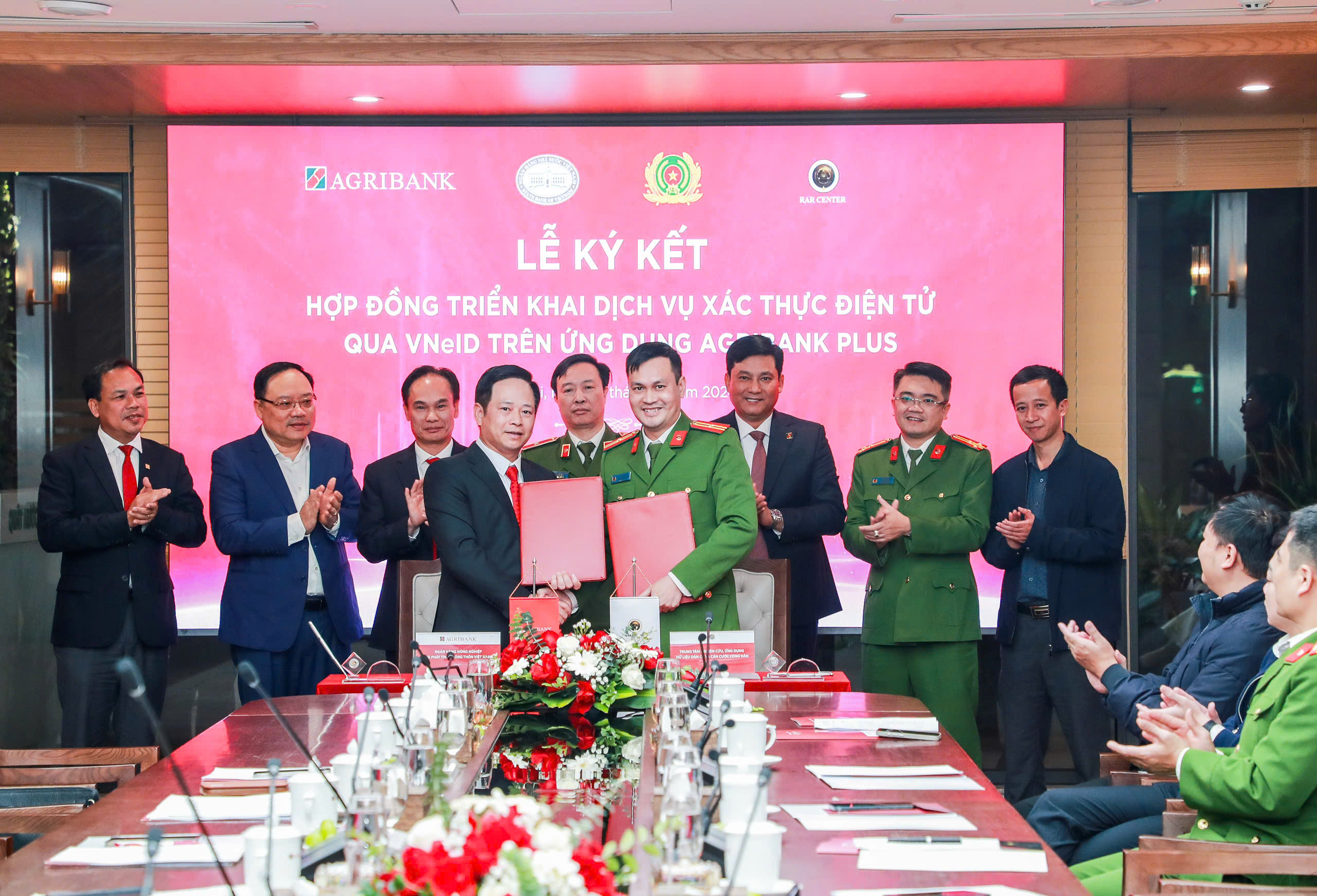 Agribank là ngân hàng tiên phong triển khai xác thực điện tử qua VneID.