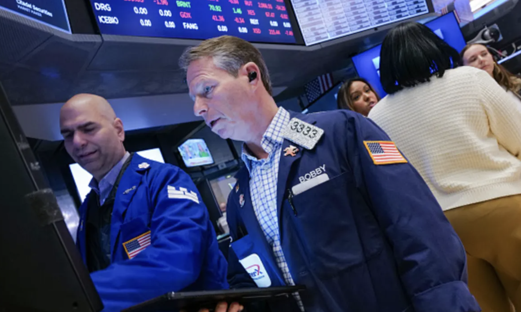 Các nhà giao dịch chứng khoán trên sàn NYSE ở New York ngày 7/3. - Ảnh: Getty/CNBC.