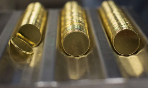 Giá vàng tăng mạnh tuần này do đồng USD lao dốc và nhu cầu phòng ngừa rủi ro