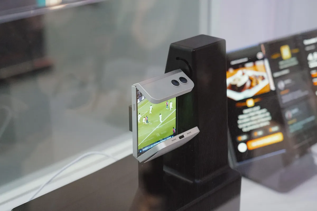 Khái niệm màn hình gập hai bản lề của Samsung giống như phiên bản cải tiến của Galaxy Z Flip.