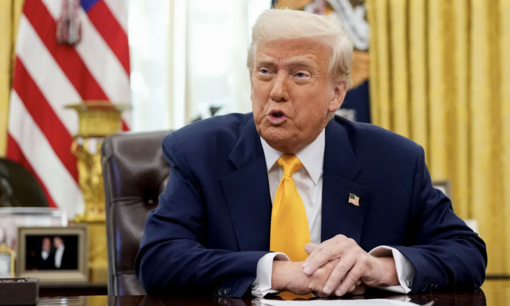 Tổng thống Mỹ Donald Trump tại Phòng Bầu dục ở Nhà Trắng - Ảnh: Bloomberg.