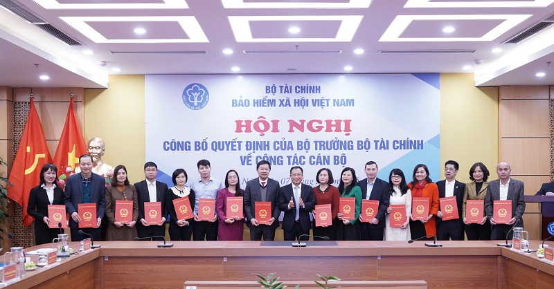 Trao c&aacute;c Quyết định của Bộ trưởng Bộ T&agrave;i ch&iacute;nh về việc tiếp nhận, bổ nhiệm c&aacute;n bộ thuộc Bảo hiểm x&atilde; hội Việt Nam.