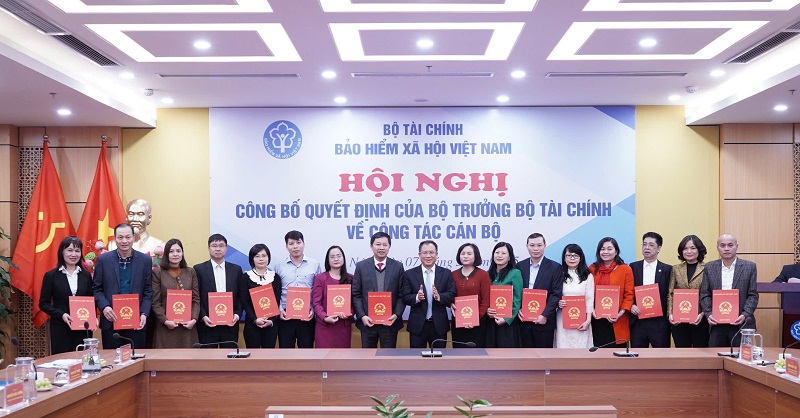Trao các Quyết định của Bộ trưởng Bộ Tài chính về việc tiếp nhận, bổ nhiệm cán bộ thuộc Bảo hiểm xã hội Việt Nam.