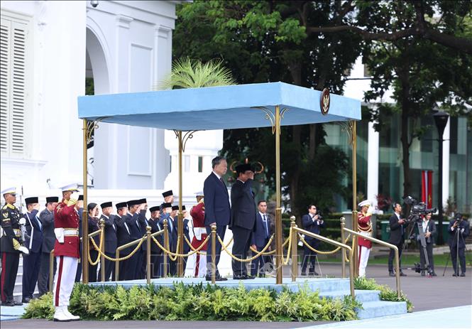 Trong lúc quân nhạc cử Quốc thiều Việt Nam và Quốc thiều Indonesia, 21 phát đại bác vang lên chào mừng, thể hiện sự coi trọng chuyến thăm cấp nhà nước của Tổng Bí thư Tô Lâm và Phu nhân - Ảnh: TTXVN