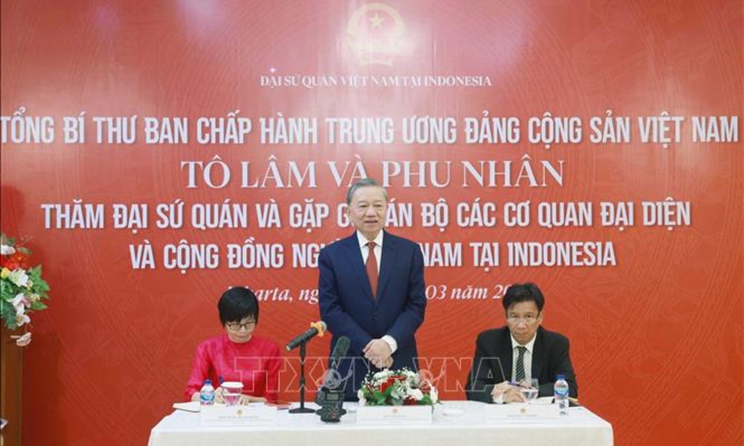 Tổng Bí thư Tô Lâm nói chuyện với cán bộ, nhân viên Đại sứ quán, các cơ quan đại diện và cộng đồng người Việt Nam tại Indonesia - Ảnh: TTXVN