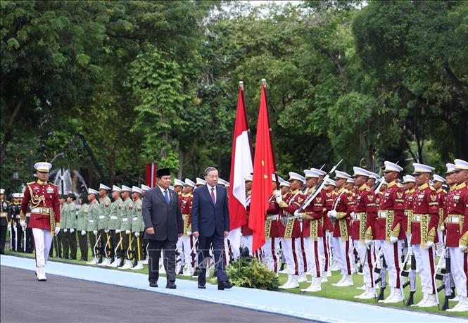 Tổng Bí thư Tô Lâm và Tổng thống Prabowo Subianto duyệt đội danh dự - Ảnh: TTXVN