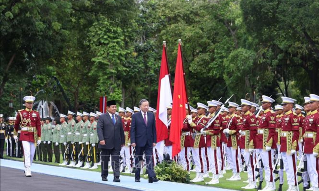 Tổng Bí thư Tô Lâm và Tổng thống Prabowo Subianto duyệt đội danh dự - Ảnh: TTXVN