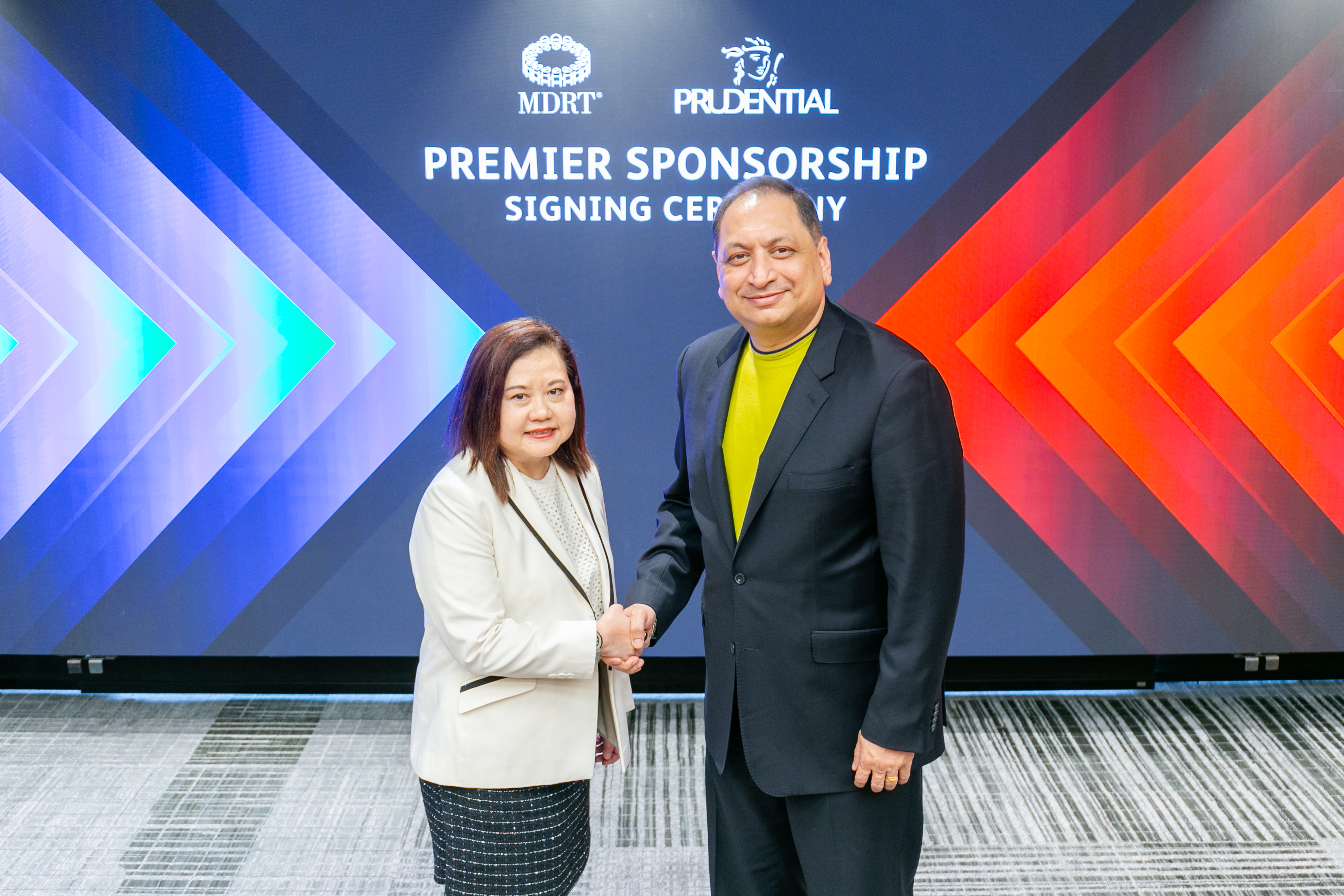 &Ocirc;ng Pankaj Banerjee, Ph&oacute; Tổng gi&aacute;m đốc K&ecirc;nh đại l&yacute; (Group CAO) của Tập đo&agrave;n Prudential plc (phải) v&agrave; b&agrave; Carol Kheng, Chủ tịch MDRT 2025 (tr&aacute;i), đ&atilde; tham dự lễ k&yacute; kết t&agrave;i trợ tại Bangkok, Th&aacute;i Lan.