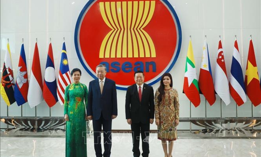 Tổng Bí thư Tô Lâm và Phu nhân cùng Tổng Thư ký ASEAN Kao Kim Hourn và Phu nhân tại Trụ sở Ban Thư ký ASEAN - Ảnh: TTXVN
